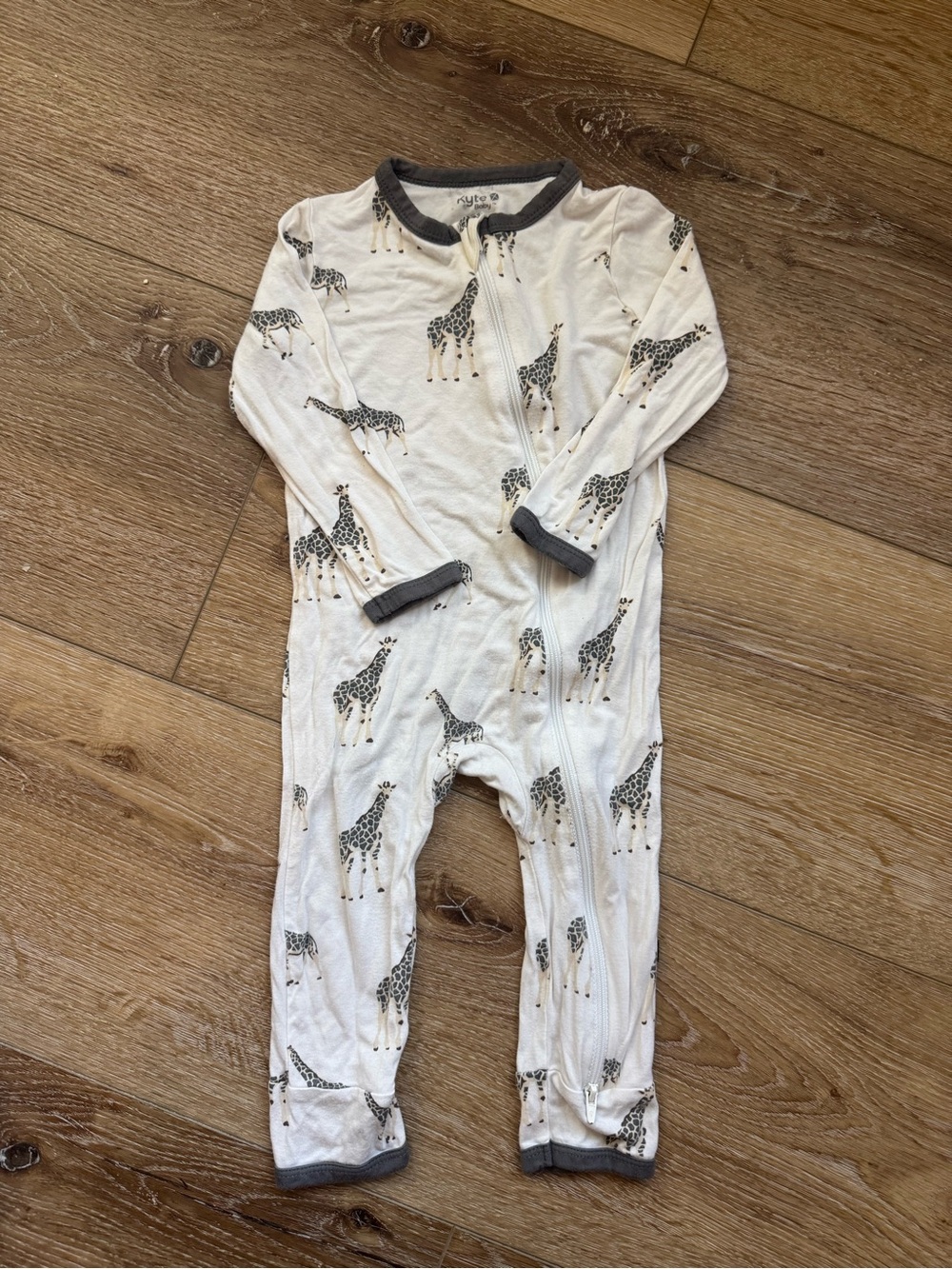 Kyte Baby zip-up romper with Giraffe Print - White & Gray 18-24M